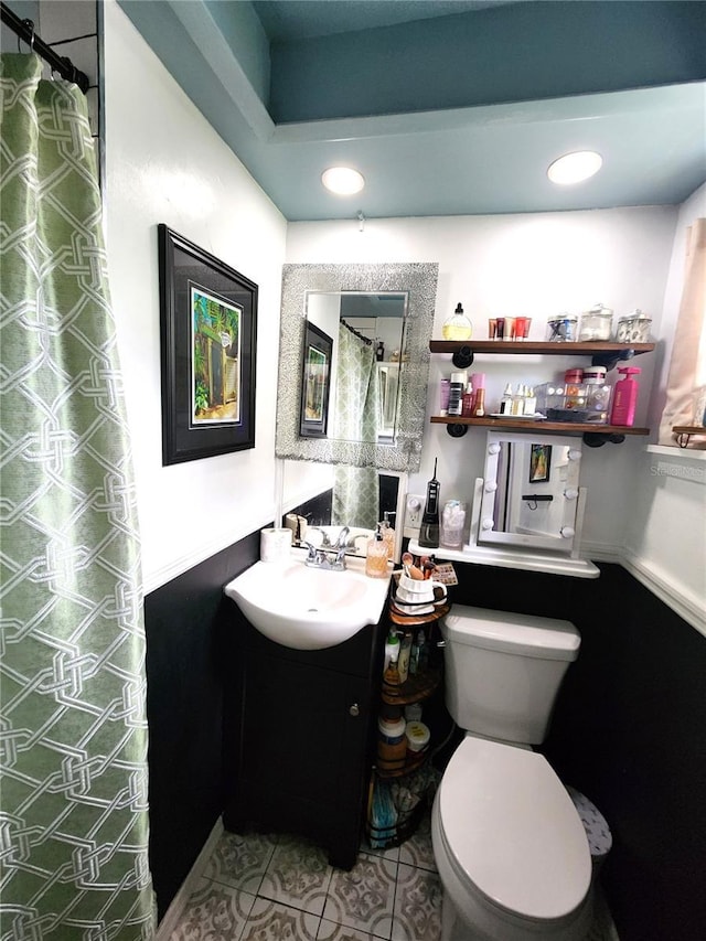 1205 Omaha Cir, Palm Harbor, FL 34683 - bathroom with vanity, recessed lighting, and a shower with shower curtain