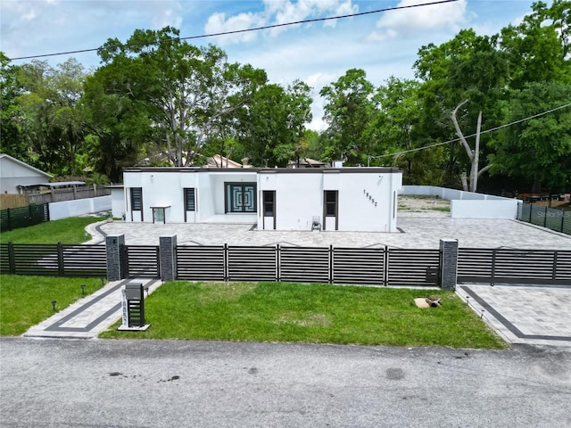 18852 Tracer Dr, Lutz, FL 33549 - view of front of house featuring a fenced front yard and view of wooded area