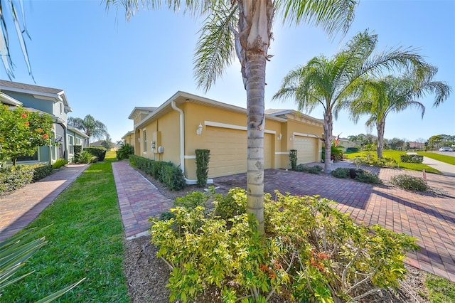 611 Chipper Dr, Sun City Center, FL 33573 - photo 2