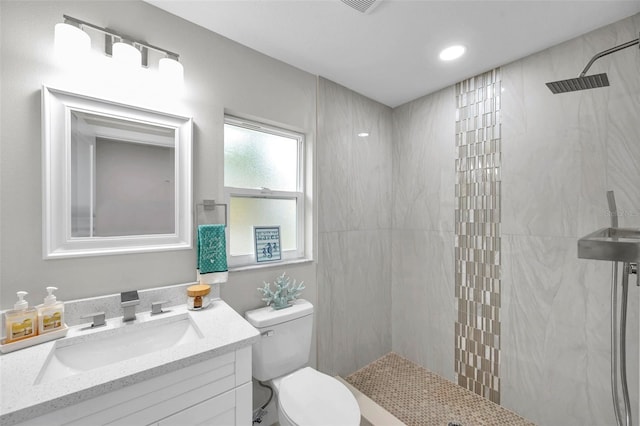 2585 Ridge Ln, Palm Harbor, FL 34684 - full bathroom with a tile shower and vanity