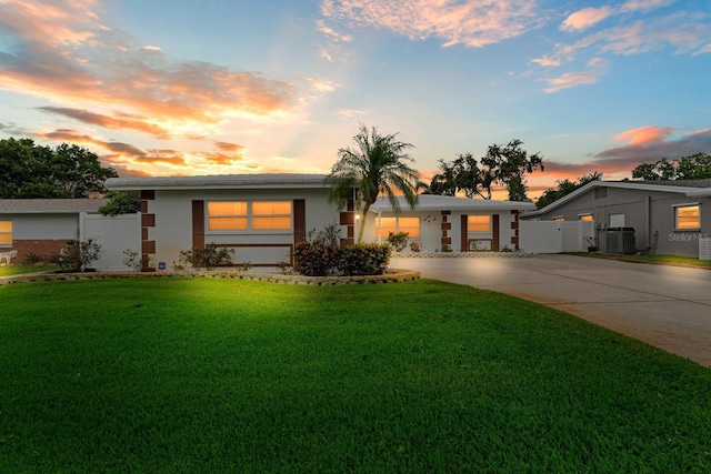 13565 86th Ave, Seminole, FL 33776 - ranch-style home featuring driveway and stucco siding