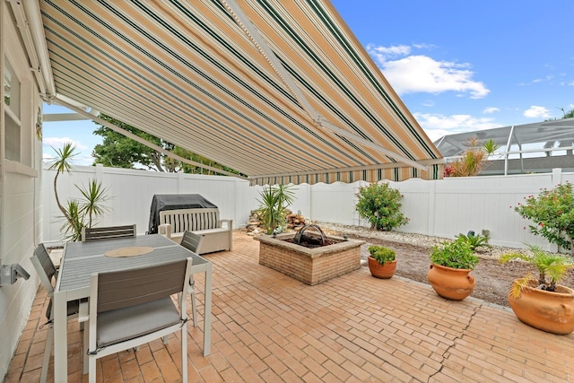 13565 86th Ave, Seminole, FL 33776 - fenced backyard featuring a patio area and outdoor dining area