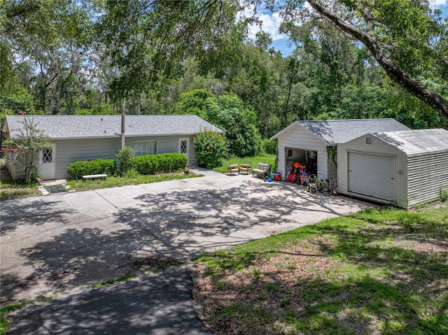 2937 Eagles Nest Rd, Fruitland Park, FL 34731 - view of side of property with an outbuilding, a garage, and roof with shingles