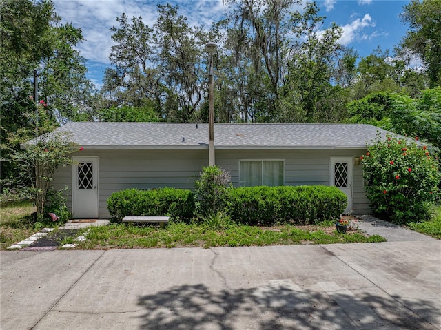 2937 Eagles Nest Rd, Fruitland Park, FL 34731 - view of side of property with roof with shingles