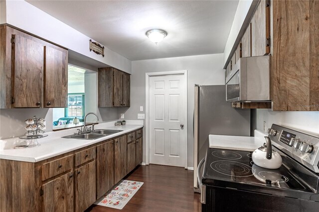 2719 N 91 Mine Rd, Bartow, FL 33830 - kitchen featuring stainless steel appliances, dark wood finished floors, and light countertops
