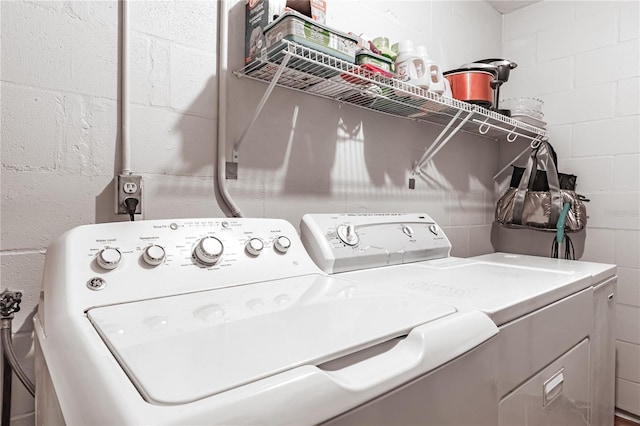 2719 N 91 Mine Rd, Bartow, FL 33830 - laundry room with washing machine and dryer and concrete block wall