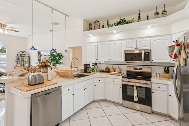 8704 Cypress Lakes Blvd, New Port Richey, FL 34653 - kitchen with appliances with stainless steel finishes, a peninsula, light countertops, and ceiling fan