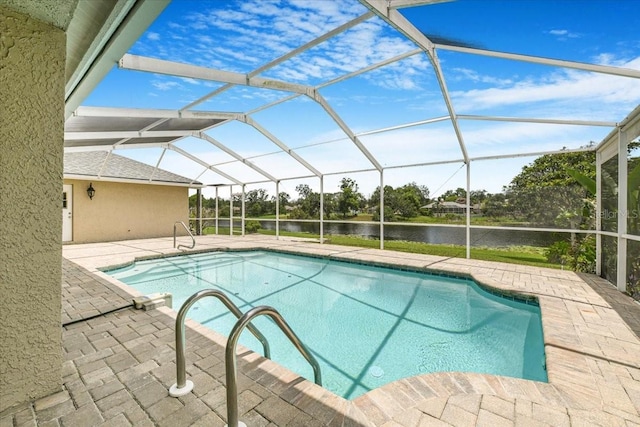 816 Sandringham Ln, Lutz, FL 33549 - swimming pool featuring a water view and a patio area