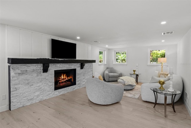 900 Oak Hollow Pl, Brandon, FL 33510 - living area featuring a fireplace, light wood-type flooring, and recessed lighting