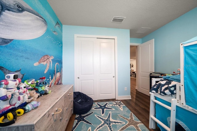2516 Cobalt Shores Ln, Clearwater, FL 33761 - bedroom featuring wood finished floors, a closet, and a textured ceiling