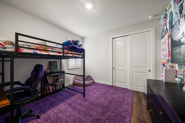 2516 Cobalt Shores Ln, Clearwater, FL 33761 - bedroom with a desk, a textured ceiling, and a closet
