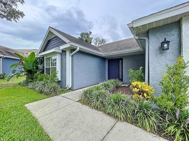 2049 Darlington Oak Dr, Seffner, FL 33584 - view of side of home featuring stucco siding and a yard