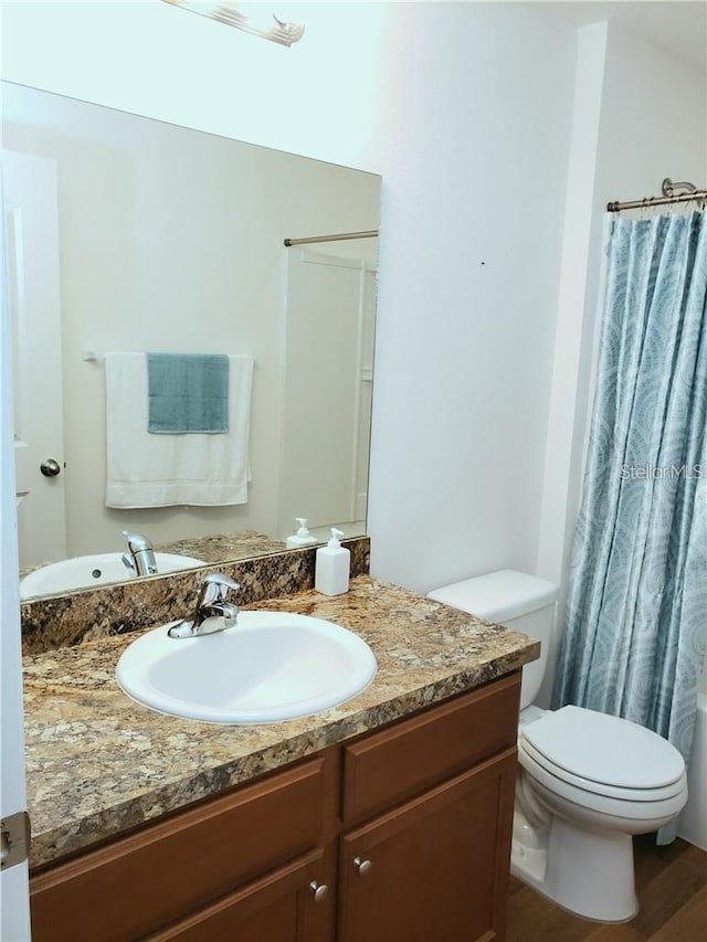 5578 Maggiore Blvd, Lakeland, FL 33805 - full bath featuring vanity, curtained shower, and wood finished floors