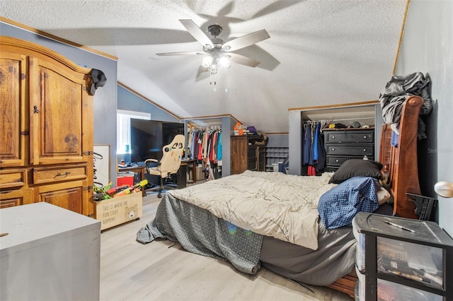 70 Arthur Ln, Winter Haven, FL 33880 - bedroom with lofted ceiling, light wood-style floors, a textured ceiling, a ceiling fan, and a closet