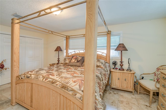 1954 Arvis Cir W, Clearwater, FL 33764 - bedroom featuring a closet and a textured ceiling