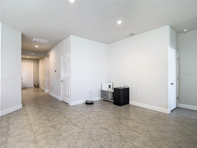 35428 Crescent Creek Dr, Zephyrhills, FL 33541 - empty room with recessed lighting and a smoke detector
