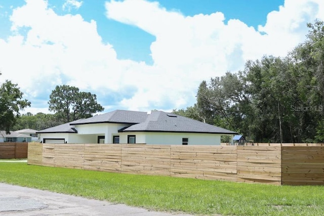 2522 W Castle Rd, Dunnellon, FL 34434 - view of side of property featuring stucco siding and roof with shingles