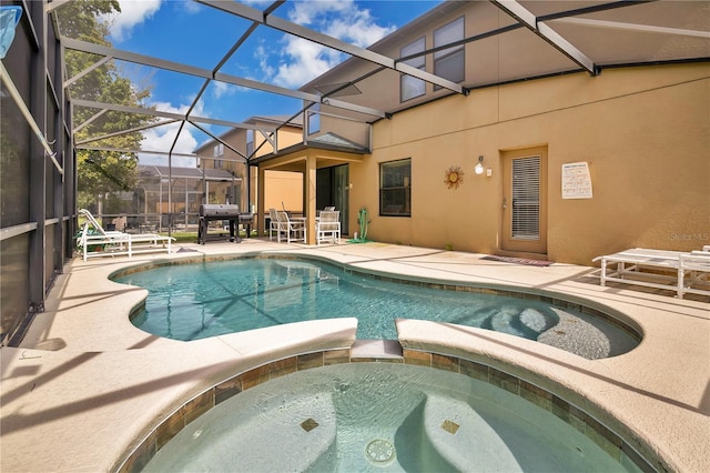 1037 Cypress Pointe Blvd, Davenport, FL 33896 - view of swimming pool featuring a patio, a pool with connected hot tub, a grill, and glass enclosure