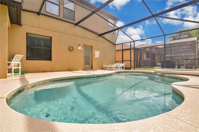 1037 Cypress Pointe Blvd, Davenport, FL 33896 - view of pool with a patio area, a pool with connected hot tub, and glass enclosure