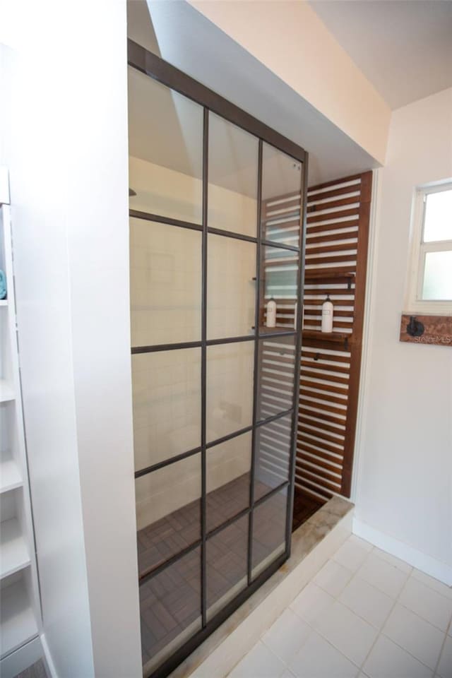 574 6th Ave SE, Largo, FL 33771 - bathroom with a tile shower and tile patterned floors