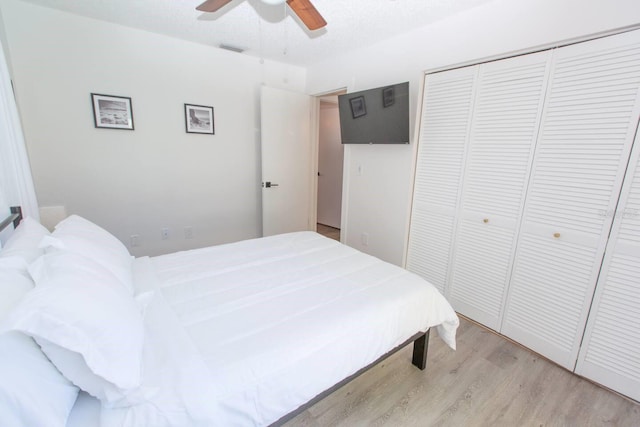 574 6th Ave SE, Largo, FL 33771 - bedroom featuring light wood-type flooring, a closet, and ceiling fan