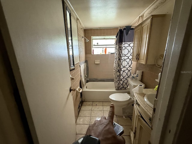 13097 120th St, Largo, FL 33778 - full bath featuring tile walls, vanity, shower / bath combination with curtain, and tile patterned flooring