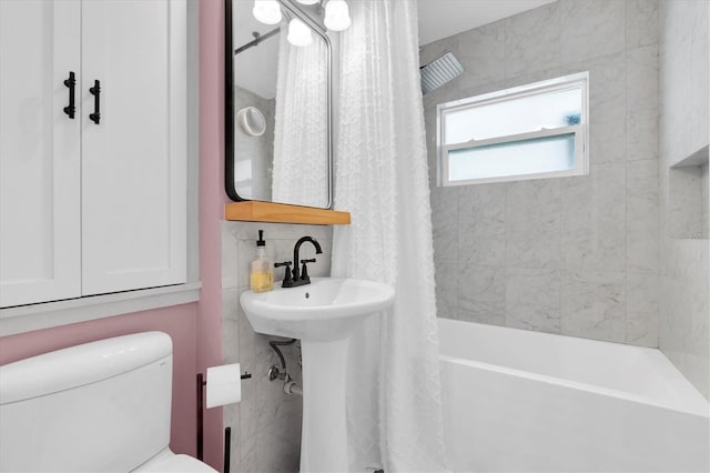2009 Woodward Ave, Dunedin, FL 34698 - bathroom featuring shower / tub combo with curtain and toilet