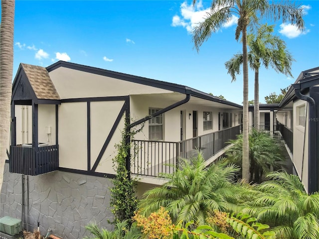 1146 King Arthur Ct Unit 114, Dunedin, FL 34698 - view of home's exterior featuring stucco siding