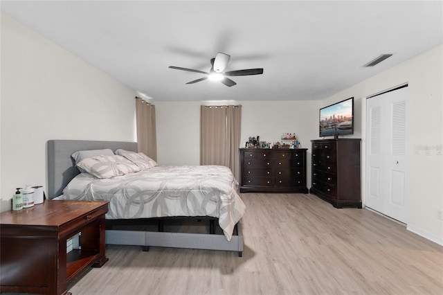 bedroom featuring light wood-style floors and a ceiling fan