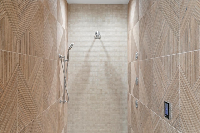 bathroom featuring tiled shower