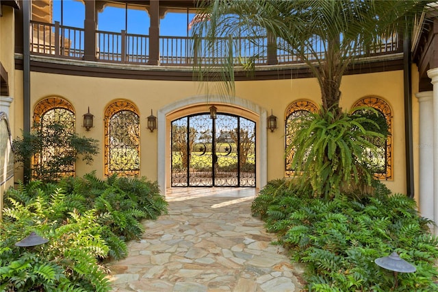 property entrance featuring a balcony