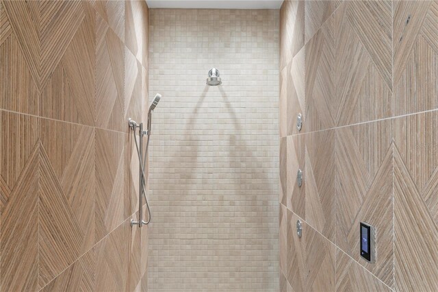 bathroom featuring tiled shower