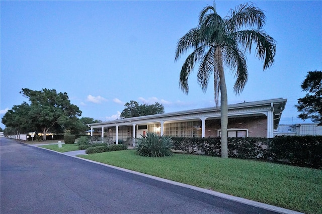 view of front of house featuring a front lawn