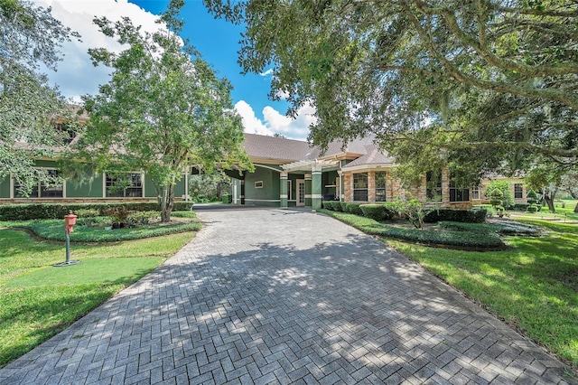 view of front of house featuring a pergola and a front lawn