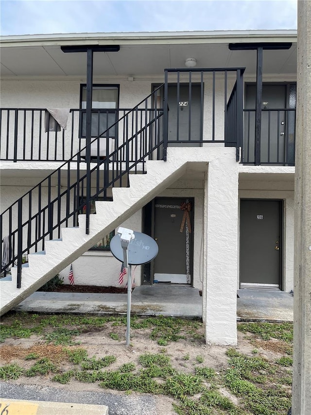 entrance to property featuring a balcony