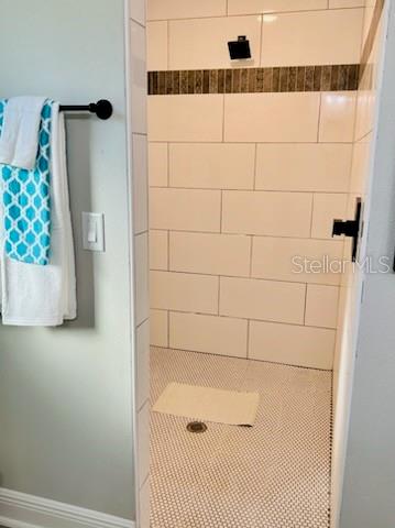 bathroom featuring a tile shower