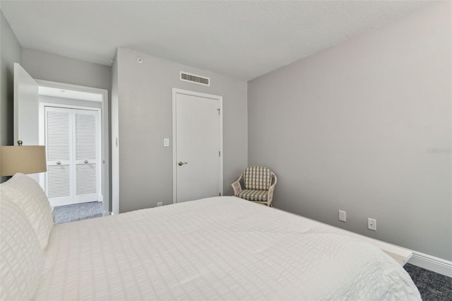 bedroom featuring carpet flooring and a closet