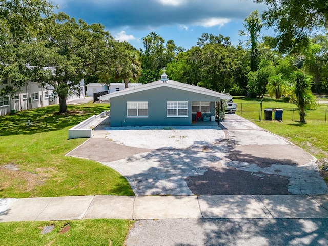 view of front of home featuring a front lawn