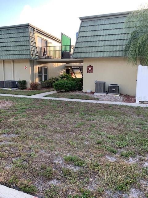 view of yard featuring central AC unit