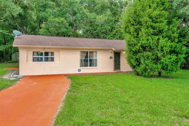 view of front facade featuring a front lawn