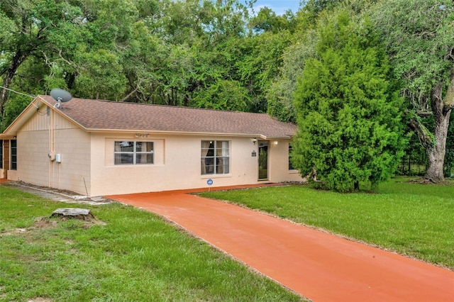 single story home with a front lawn