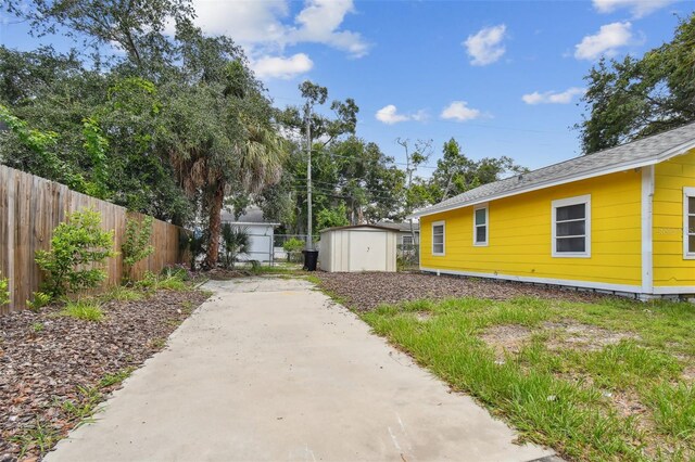 view of yard with a storage shed