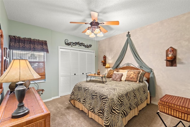 carpeted bedroom featuring ceiling fan, a textured ceiling, and a closet