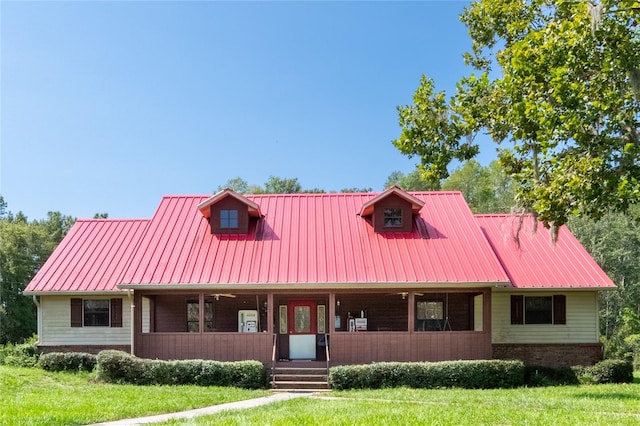 view of front of home featuring a front lawn and covered porch