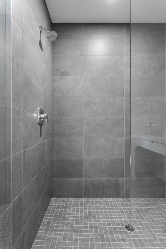 full bath with tiled shower