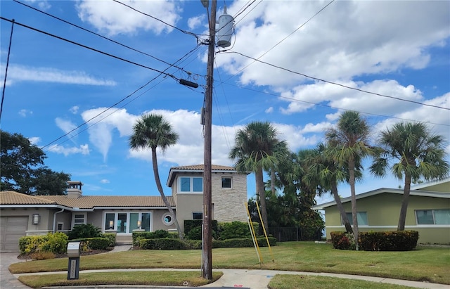 view of front of home featuring a front lawn