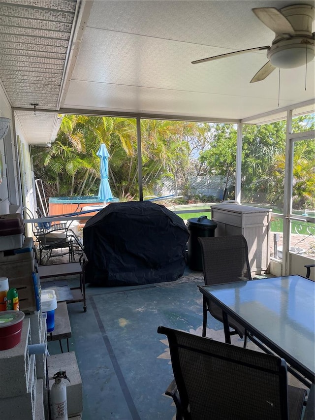 sunroom with ceiling fan