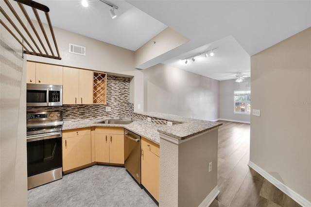 kitchen with ceiling fan, light brown cabinets, sink, stainless steel appliances, and kitchen peninsula