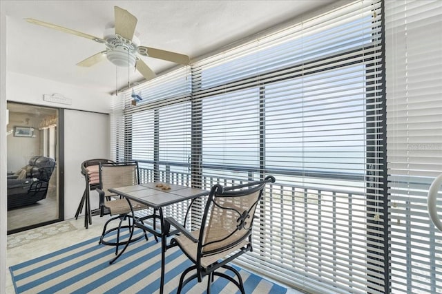 sunroom with ceiling fan