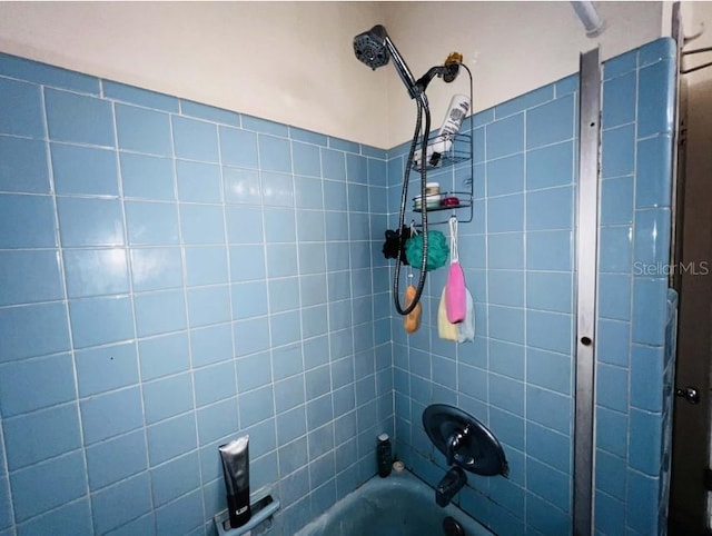 bathroom featuring tiled shower / bath combo